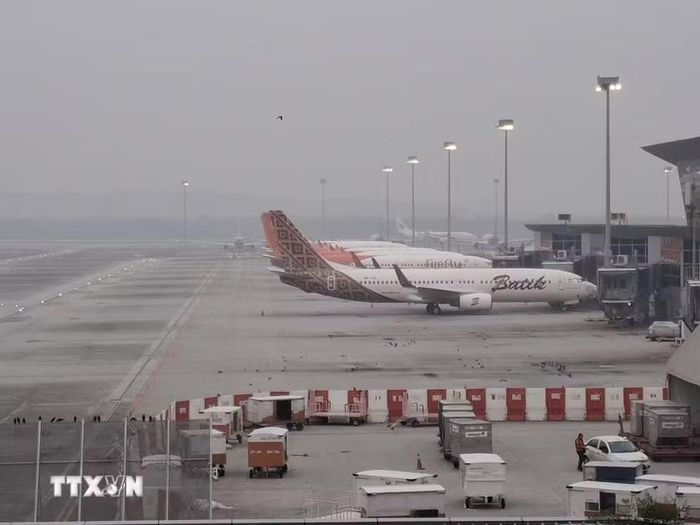 Khói bụi che phủ đường băng và bãi đỗ máy bay tại sân bay Kuala Lumpur. (Ảnh: Bùi Hoàn/TTXVN)