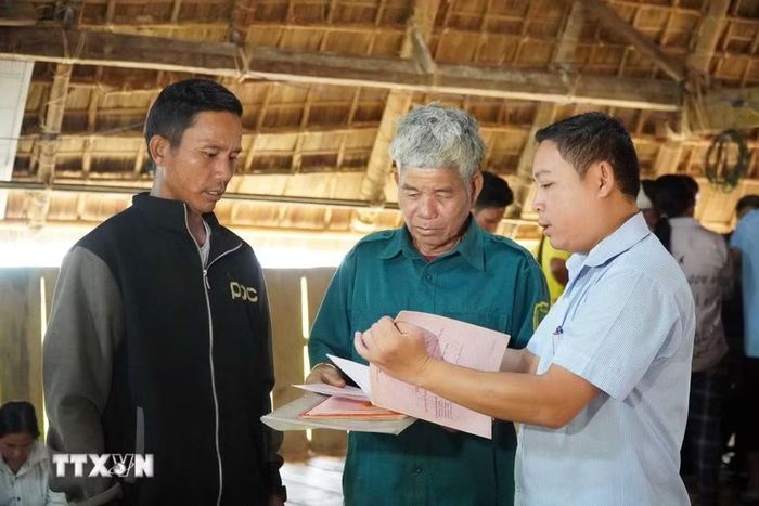 Cán bộ xã Đăk Kôi, tỉnh Quảng Ngãi xuống nhà rông của các thôn để hướng dẫn và tiếp nhận thủ tục hành chính. (Ảnh: Dư Toán/TTXVN)