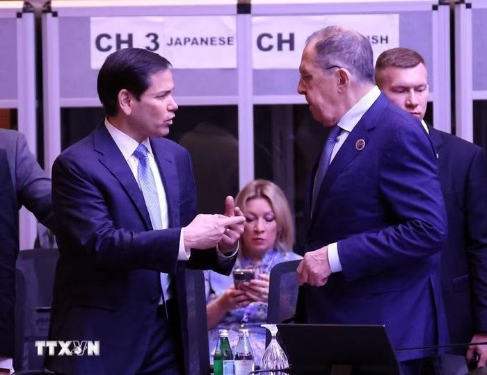 Ngoại trưởng Mỹ Maro Rubio và Ngoại trưởng Nga Sergey Lavrov trao đổi tại một hội nghị Bộ trưởng Ngoại giao. (Ảnh minh họa: TTXVN phát)