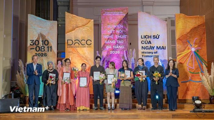 Đại diện lãnh đạo thành phố Đà Nẵng trao hoa và thư cảm ơn, tôn vinh các nghệ sĩ, nghệ nhân và cộng đồng sáng tạo đã đóng góp các tác phẩm nghệ thuật đặc sắc cho sự kiện. (Ảnh: Thanh Phong/Vietnam+)