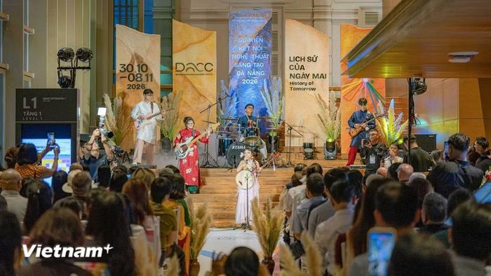 Tiết mục biểu diễn kết hợp nhạc cụ dân tộc và hiện đại mở màn đầy ấn tượng tại Lễ khai mạc Sự kiện Kết nối Nghệ thuật Sáng tạo Đà Nẵng (DACC 2026) với chủ đề "Lịch sử của Ngày mai". (Ảnh: Thanh Phong/Vietnam+)