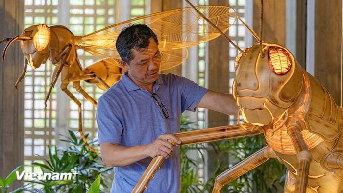 Cụm tác phẩm điêu khắc côn trùng tre phát sáng trong không gian trưng bày “Hồn tre đất Hội”, đưa ký ức tuổi thơ đồng quê Việt Nam vào ngôn ngữ nghệ thuật tạo hình đương đại. (Ảnh: Thanh Phong/Vietnam+)