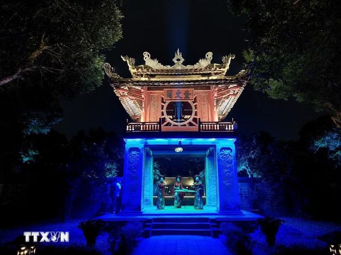 Khuê Văn Các hấp dẫn du khách bởi hiệu ứng ánh sáng và biểu diễn nghệ thuật truyền thống. (Ảnh: Đinh Thuận/TTVVN)