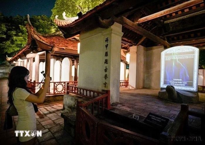 Các chương trình tham quan buổi tối tại Văn Miếu-Quốc Tử Giám kết hợp nội dung thuyết minh và trải nghiệm công nghệ, tạo thêm sức hấp dẫn cho điểm đến. (Ảnh: Khánh Hòa/TTXVN)