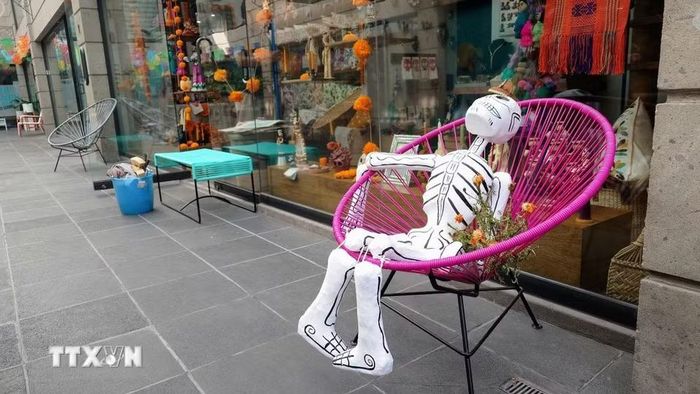 Những ngày cận kề Lễ hội Người chết (Día de Muertos), tượng những bộ xương người xuất hiện khắp nơi tại thủ đô Mexico City, Mexico. (Ảnh: Phi Hùng/TTXVN)