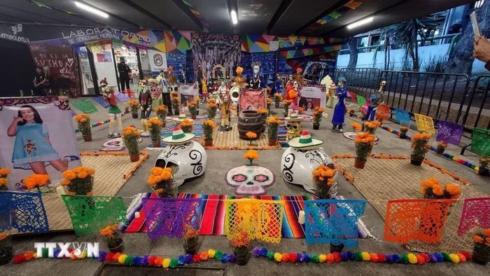 Một bàn thờ khổng lồ nhân Lễ hội Người chết (Día de Muertos) đặt trong không gian có mái che tại quảng trường Zocalo. (Ảnh: Phi Hùng/TTXVN)
