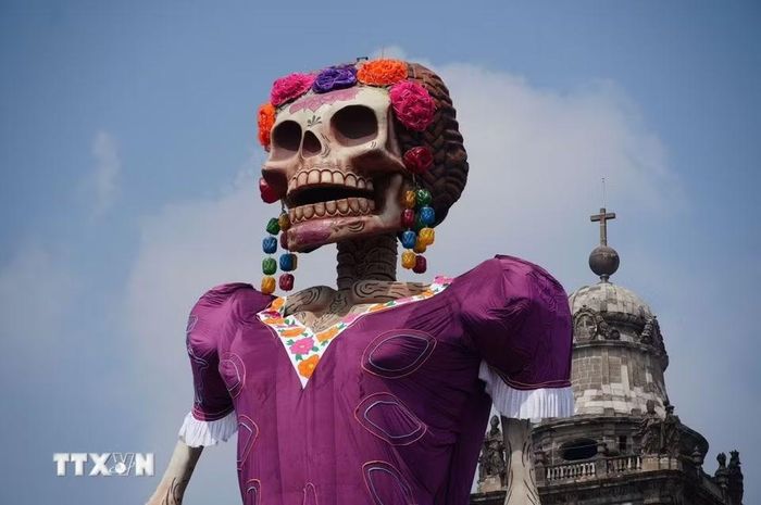 Catrina mang gương mặt của cái chết nhưng lại có dáng vẻ duyên dáng, kiêu sa; vừa gợi nhắc sự phù du của đời người, vừa khiến cái chết trở nên gần gũi, không còn chỉ là nỗi sợ hãi. (Ảnh: Phi Hùng/TTXVN)
