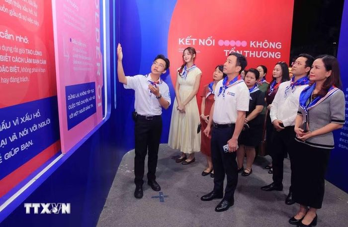 Các đại biểu tham quan trải nghiệm không gian an toàn trực tuyến. (Ảnh: Phạm Kiên/TTXVN)