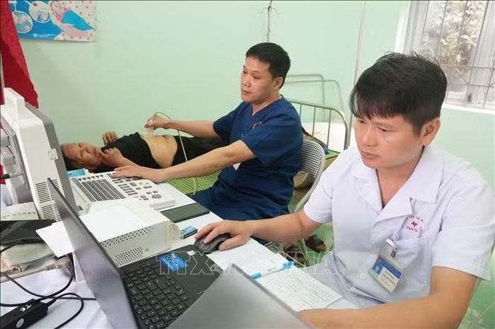 Người dân được khám siêu âm tại trạm y tế xã Văn Quan, tỉnh Lạng Sơn.