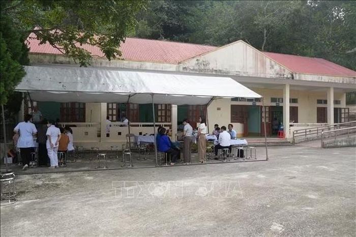 Trạm y tế xã Văn Quan tổ chức khám sức khỏe cho nhân dân trong xã.