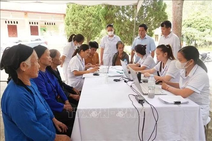 Các bác sĩ đang làm thủ tục khám cho người dân tại xã Văn Quan.