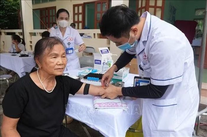 Người dân được lấy máu xét nghiệm tại Trạm y tế xã Văn Quan, tỉnh Lạng Sơn.