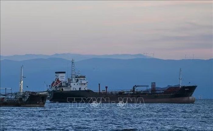 Tàu thuyền di chuyển trên biển Marmara nối với Biển Đen, ngoài khơi thành phố Istanbul, Thổ Nhĩ Kỳ, ngày 25/11/2025. Ảnh: THX/TTXVN