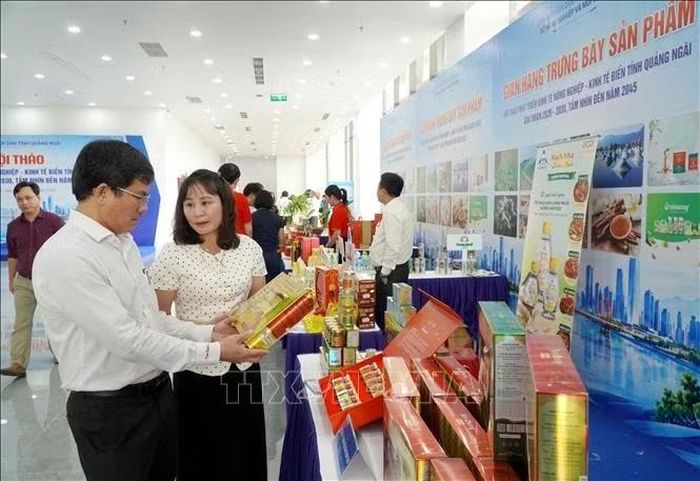 Đại biểu tham quan các gian hàng tại Khu trưng bày.