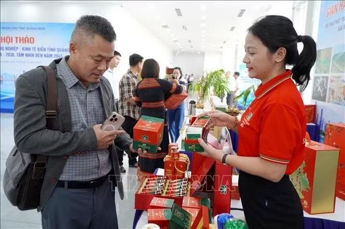 Đại biểu tham quan các gian hàng tại Khu trưng bày.