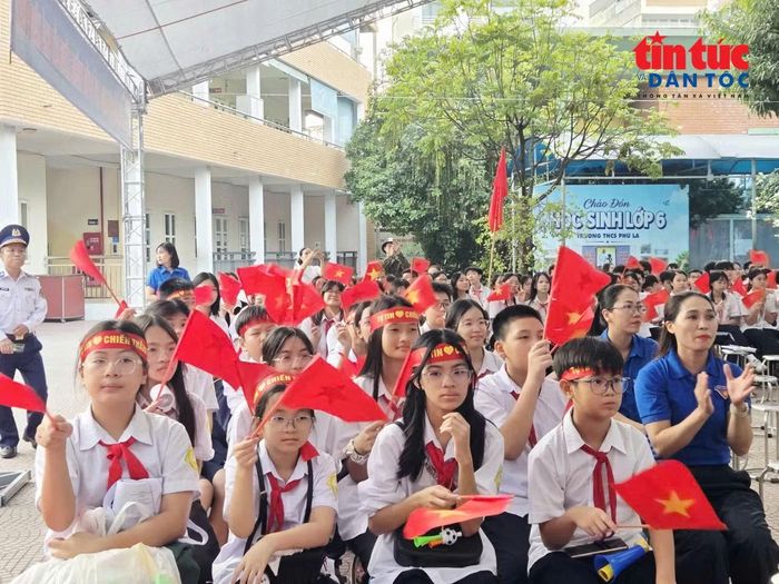 Không khí sôi nổi của các cổ động viên tại cuộc thi.