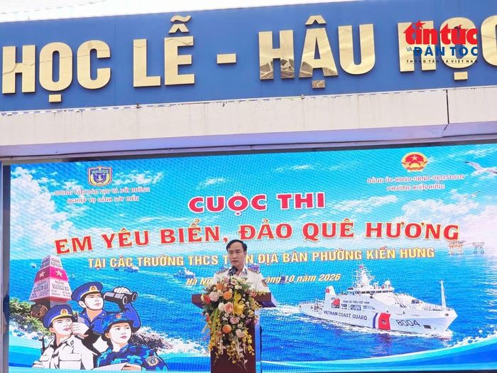 Đại tá Nguyễn Văn Tuân, Bí thư Đảng ủy, Chính ủy Trung tâm Đào tạo và Bồi dưỡng nghiệp vụ Cảnh sát biển phát biểu khai mạc.