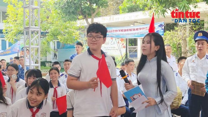 Em Nguyễn Trung Hiếu, học sinh Trường THCS Phú La (Hà Nội) trả lời phần thi.