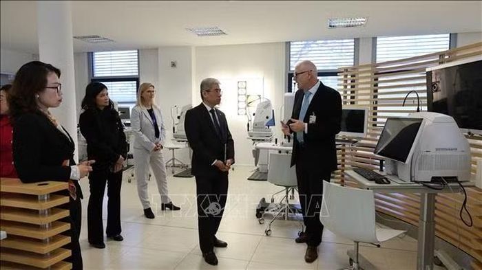 Đoàn công tác nghe giới thiệu về các thiết bị chẩn đoán và điều trị nhãn khoa của Carl Zeiss Meditec AG.