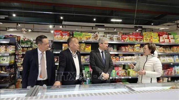 Đoàn công tác thăm cửa hàng thực phẩm Việt Nam tại Erfurt.