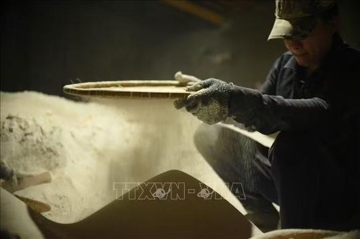 Công đoạn sàng lọc tạp chất để cho ra sản phẩm muối sạch.