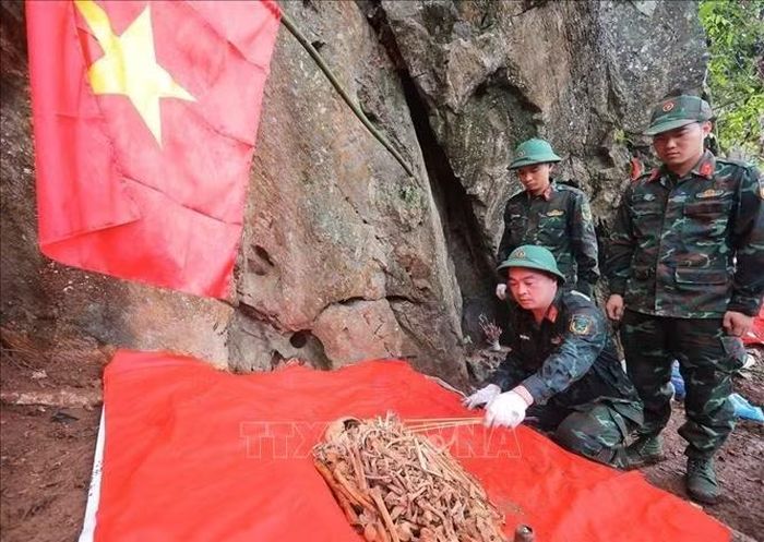 Cán bộ, nhân viên Đội tìm kiếm, quy tập hài cốt liệt sĩ tỉnh Tuyên Quang làm lễ đưa hài cốt liệt sĩ hy sinh tại điểm cao 685 (thôn Nặm Ngặt) về nhà chờ. Ảnh: Hoàng Hiếu/TTXVN
