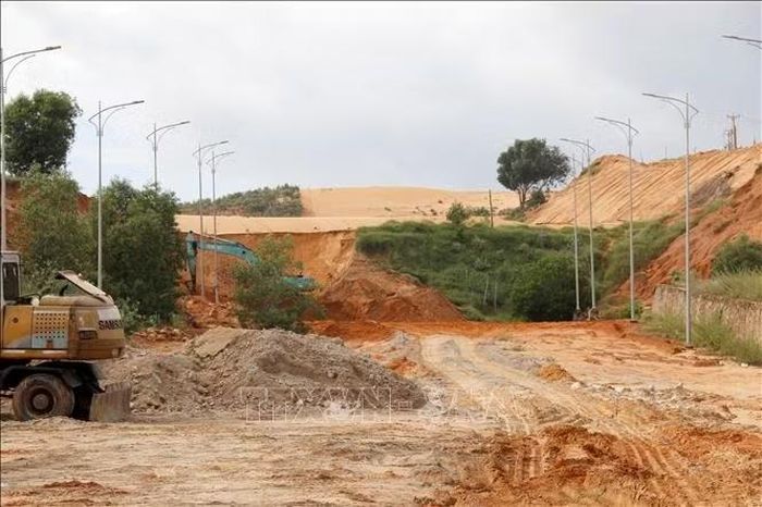 Tuyến đường ven biển ĐT719B Phan Thiết - Kê Gà đầu tư 1.300 tỷ bị vướng mặt bằng khai thác titan nên chưa thể thông tuyến toàn bộ dự án.