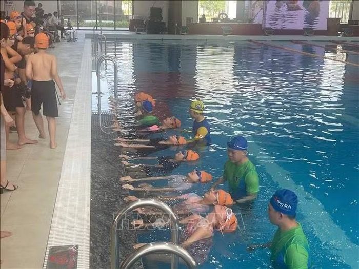Chuyên gia Nhật Bản hướng dẫn kỹ năng nổi cho học sinh Thủ đô.