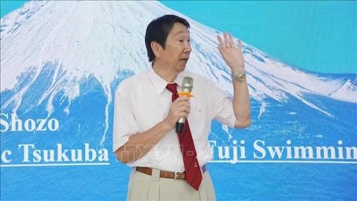Chuyên gia Tsubakimoto Shozo, Giáo sư danh dự trường Đại học Tsukuba (Nhật Bản) hướng dẫn kỹ năng phòng chống đuối nước cho học sinh Thủ đô.