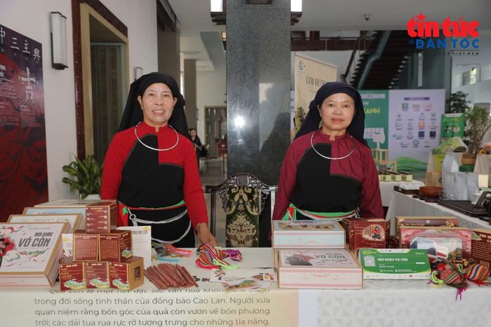 Người dân tộc Cao Lan (Phú Thọ) mang sản phẩm văn hoá giới thiệu đến người dân và du khách tại TP Hồ Chí Minh.