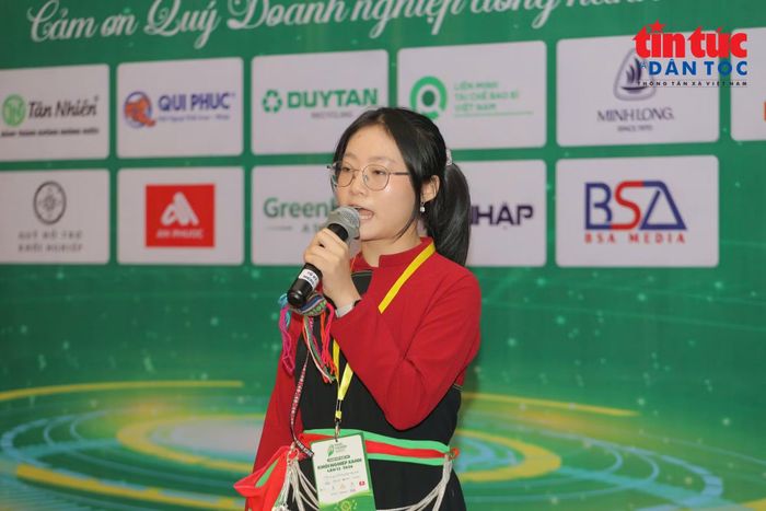 Chị Nguyễn Thị Thương, chủ dự án “Mũi Khâu Vó Còn” giới thiệu dự án tạo sinh kế cho người dân địa phương.