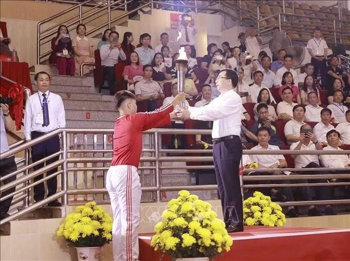 Phó Bí thư Tỉnh ủy Phú Thọ Bùi Huy Vĩnh đón nhận ngọn đuốc truyền thống, mở đầu nghi thức thắp lửa tại Hội khỏe Phù Đổng tỉnh lần thứ nhất - năm 2026.