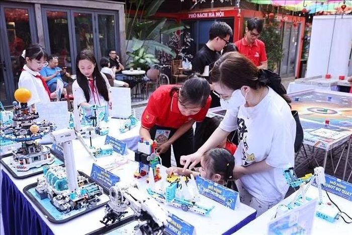 Các hoạt động trải nghiệm thu hút nhiều đoàn viên, thanh thiếu nhi Thủ đô tham gia. Ảnh: Minh Đức/TTXVN