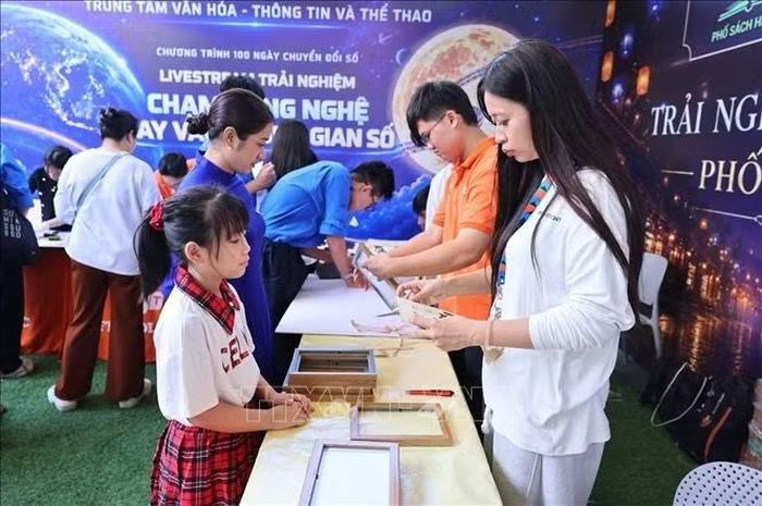 Các hoạt động trải nghiệm thu hút nhiều đoàn viên, thanh thiếu nhi Thủ đô tham gia. Ảnh: Minh Đức/TTXVN