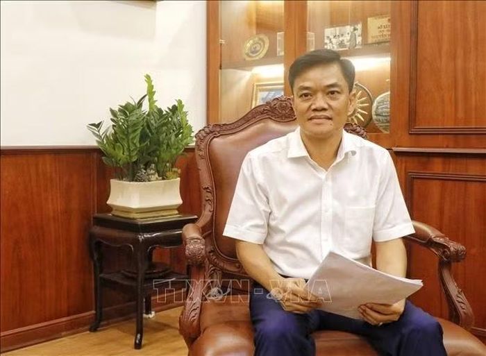 Giám đốc Sở Công Thương thành phố Bắc Ninh Nguyễn Minh Hiếu trao đổi về tình hình phát triển công nghiệp, xuất nhập khẩu Bắc Ninh. Ảnh: Thanh Thương/TTXVN
