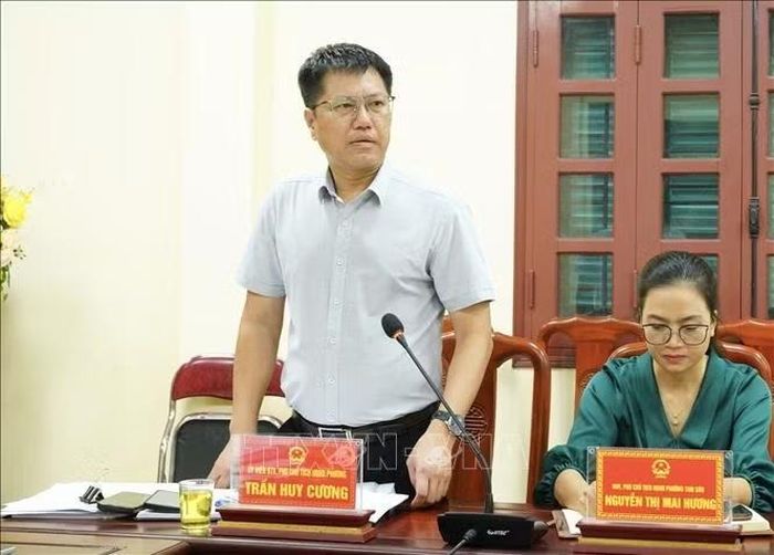 Ông Trần Huy Cương, Phó Chủ tịch UBND phường Tam Sơn, thành phố Bắc Ninh trao đổi về nhiệm vụ phát triển kinh tế những tháng cuối năm 2026. Ảnh: TTXVN