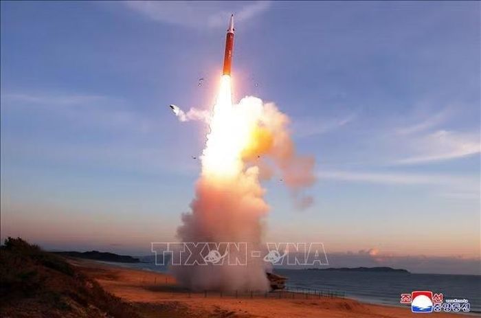 Vụ phóng tên lửa chiến lược tầm trung của Triều Tiên, ngày 3/10/2026. Ảnh: Yonhap/TTXVN phát