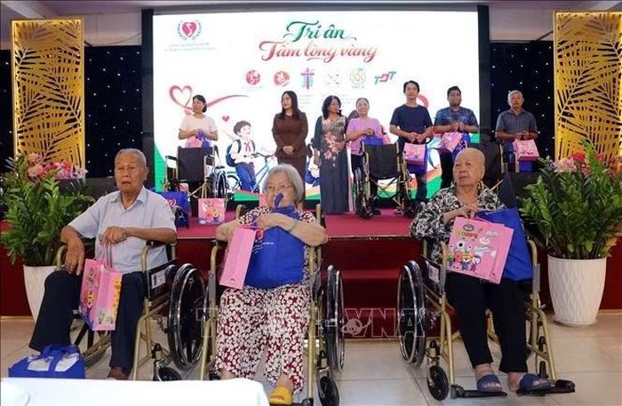 Đại diện các đơn vị doanh nghiệp, nhà tài trợ trao tặng xe lăn cho người khuyết tật.