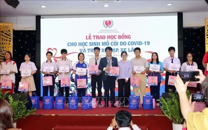 Đại diện các đơn vị doanh nghiệp, nhà tài trợ trao học bổng cho các trẻ mồ côi.
