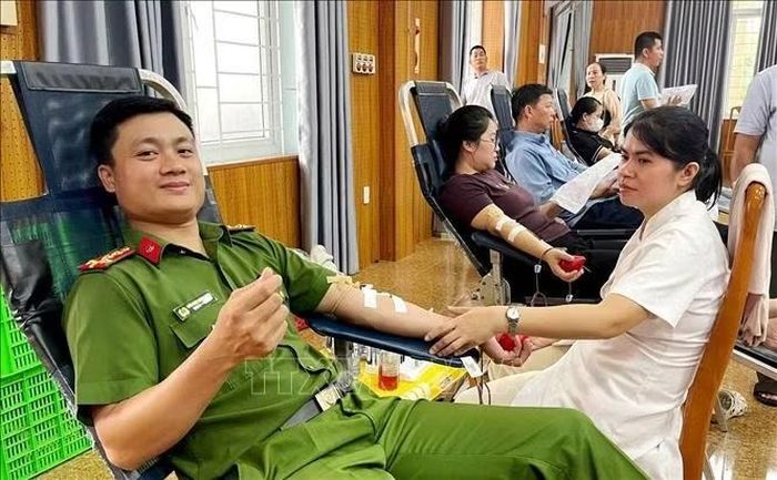 Đại úy Trần Ngọc Hoàng Phong, Đoàn viên Công an phường Đồng Hới đã có khoảng 10 lần hiến máu tình nguyện vì cộng đồng.