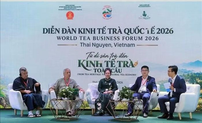 Các diễn giả tại Tọa đàm "Từ di sản Trà đến Kinh tế trà toàn cầu". Ảnh: Trần Trang/TXVN