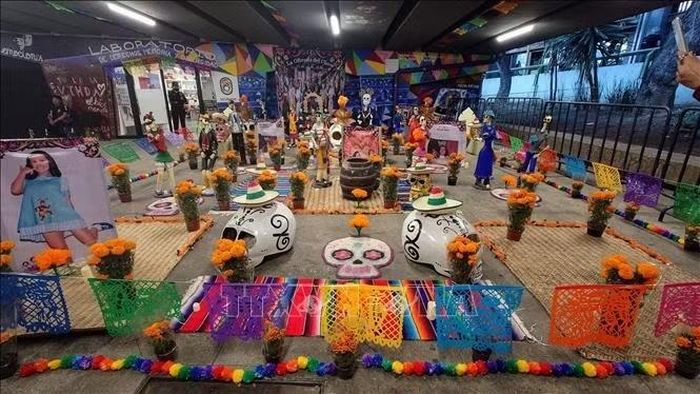 Một bàn thờ khổng lồ nhân Lễ hội Người chết (Día de Muertos) đặt trong không gian có mái che tại quảng trường Zocalo.