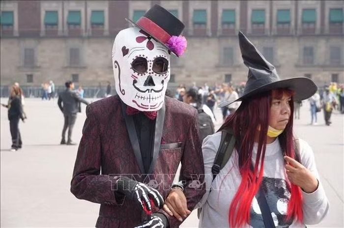 Du khách hóa trang theo phong cách Día de Muertos.