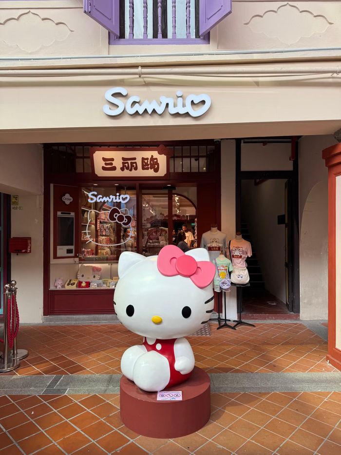 Hình ảnh nhân vật Hello Kitty trước cửa hàng của hãng Sanrio