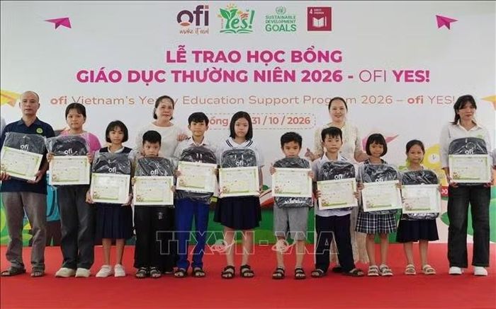 Con công nhân có hoàn cảnh khó khăn nhận học bổng.