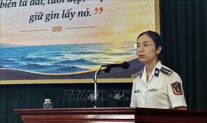 Báo cáo viên Vùng cảnh sát biển 2 tuyên truyền pháp luật về biển, đảo cho sinh viên Trường Đại học Quảng Nam.