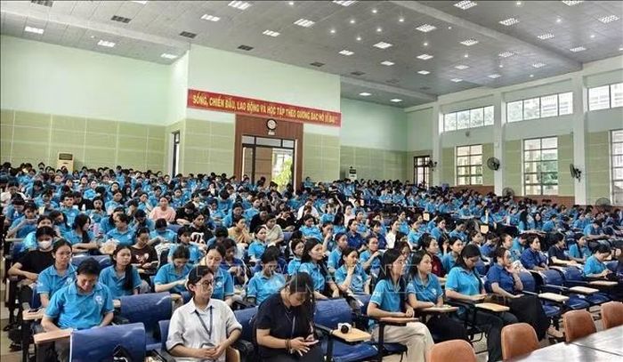 Sinh viên Trường Đại học Quảng Nam tại buổi tuyên truyền pháp luật về biển, đảo.