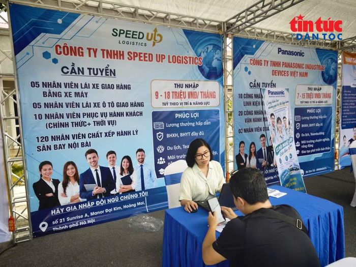 Người lao động và chuyên viên nhân sự trao đổi trực tiếp về vị trí việc làm.