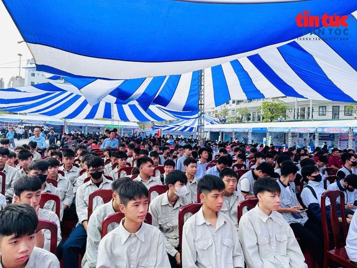 Học sinh, sinh viên năm cuối các trường cao đẳng, trung cấp trên địa bàn Hà Nội đến tìm hiểu, tư vấn về thị trường lao động.