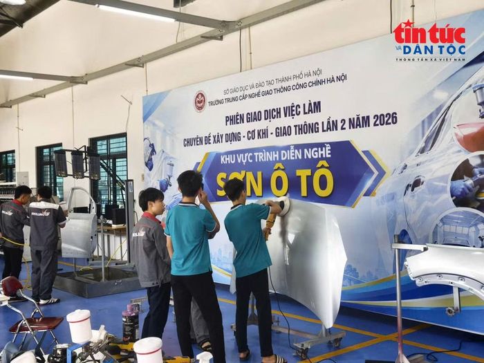 Trình diễn kỹ năng nghề tại phiên giao dịch việc làm chuyên đề.